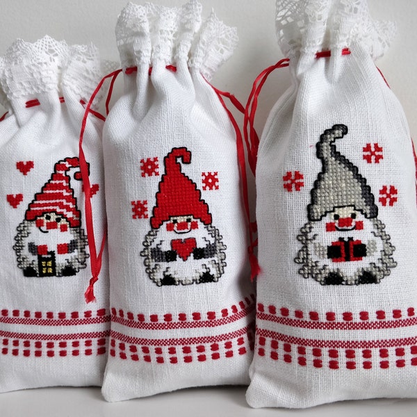 Juego de 3 gnomos navideños con cordón, bordados en punto de cruz y bolsas de regalo de encaje/bolsas reutilizables bordadas con gnomos navideños con cordón