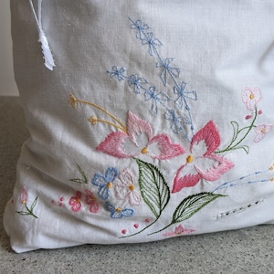 Handgemachte bestickte florale Bio-Baumwolle Kordelzug (28 cm x 50 cm)