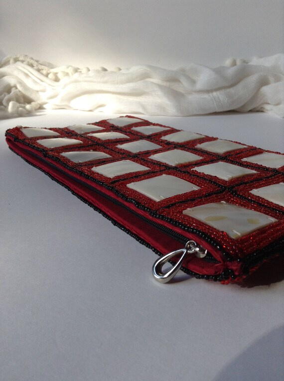 Vintage Lucite and Beaded Clutch / Mod by Design … - image 10