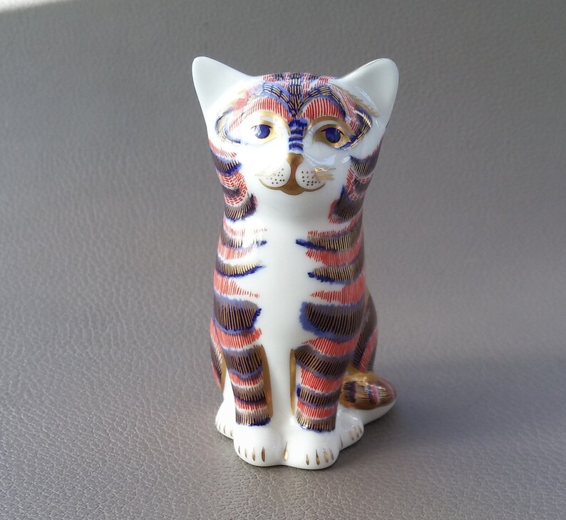Royal Crown Derby bone china Imari pattern cat or kitten
