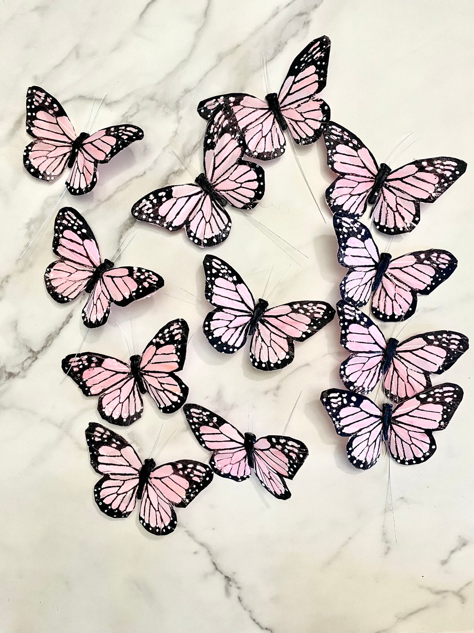  Juego de 12 mariposas de plumas monarca con purpurina en  alambre para arreglos florales y decoraciones de bricolaje (rubor/dorado) :  Arte y Manualidades