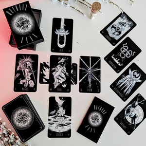 Wayward Dark Tarot Deck - 4. edycja z twardym pudełkiem i broszurą informacyjną