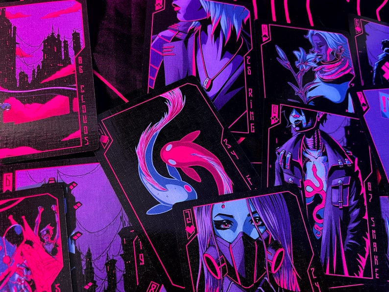 K&ouml;nnte beinhalten: Ein Kartenspiel mit einem futuristischen, Cyberpunk-Thema. Jede Karte zeigt einzigartige Illustrationen in Lila-, Rosa- und Schwarzt&ouml;nen. Die Karten zeigen verschiedene Figuren und Symbole, mit einem Fokus auf Neon-&Auml;sthetik.