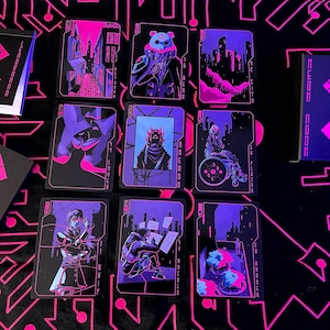 K&ouml;nnte beinhalten: Ein Kartenspiel im Neon-Design mit Illustrationen in Lila und Pink. Die Karten liegen auf einer schwarzen Oberfl&auml;che mit einem geometrischen Muster. Eine passende Box und ein Booklet sind ebenfalls zu sehen.