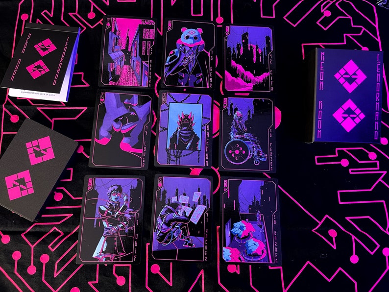 K&ouml;nnte beinhalten: Ein Kartenspiel im Neon-Design mit Illustrationen in Lila und Pink. Die Karten liegen auf einer schwarzen Oberfl&auml;che mit einem geometrischen Muster. Eine passende Box und ein Booklet sind ebenfalls zu sehen.