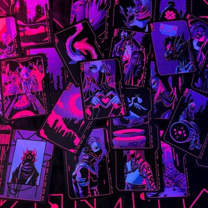 K&ouml;nnte beinhalten: Eine Sammlung illustrierter Spielkarten mit einem Neon-Lila- und Pink-Farbschema. Jede Karte zeigt einzigartige Kunstwerke von Figuren und Stadtlandschaften. Die Karten sind auf einer schwarzen Oberfl&auml;che mit einem geometrischen Design verstreut.