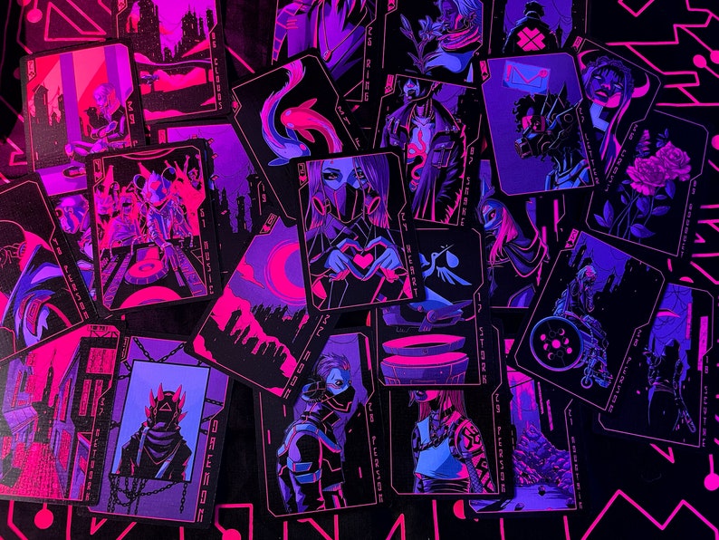 K&ouml;nnte beinhalten: Eine Sammlung illustrierter Spielkarten mit einem Neon-Lila- und Pink-Farbschema. Jede Karte zeigt einzigartige Kunstwerke von Figuren und Stadtlandschaften. Die Karten sind auf einer schwarzen Oberfl&auml;che mit einem geometrischen Design verstreut.