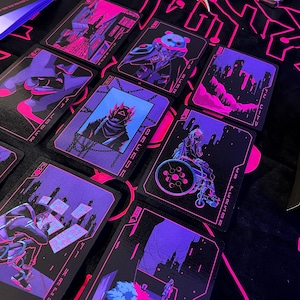K&ouml;nnte beinhalten: Ein Kartenspiel mit futuristischem, Cyberpunk-Thema. Jede Karte zeigt eine einzigartige Illustration in Schwarz-, Lila- und Rosat&ouml;nen. Die Karten sind auf einer schwarzen Oberfl&auml;che mit passendem Design angeordnet, neben einer Box mit der Aufschrift "NEON MOON".