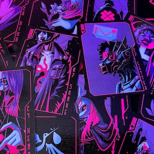 K&ouml;nnte beinhalten: Ein Kartenspiel mit Cyberpunk-&Auml;sthetik. Die Karten zeigen Illustrationen in Lila, Pink und Schwarz. Jede Karte hat ein einzigartiges Design, darunter Figuren mit Masken und futuristischen Elementen. Die Karten sind auf einer dunklen Oberfl&auml;che verstreut.