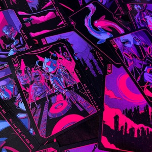 K&ouml;nnte beinhalten: Ein Kartenspiel mit einem futuristischen, Cyberpunk-Thema. Die Karten zeigen neonrosa und blaue Illustrationen auf schwarzem Hintergrund. Die Kunstwerke umfassen Figuren, Stadtlandschaften und abstrakte Designs und schaffen eine lebendige und stilisierte &Auml;sthetik.