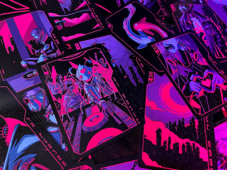K&ouml;nnte beinhalten: Ein Kartenspiel mit einem futuristischen, Cyberpunk-Thema. Die Karten zeigen neonrosa und blaue Illustrationen auf schwarzem Hintergrund. Die Kunstwerke umfassen Figuren, Stadtlandschaften und abstrakte Designs und schaffen eine lebendige und stilisierte &Auml;sthetik.
