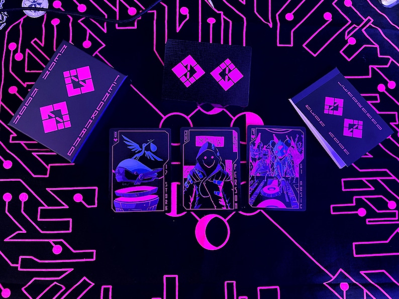 K&ouml;nnte beinhalten: Spielkarten mit neonrosa und schwarzen Grafiken. Die Karten zeigen Illustrationen eines Storchs, einer Kapuzenfigur und einer Gruppe von Personen. Die Kartenboxen und die Spieloberfl&auml;che haben passende geometrische Muster in Neonrosa.
