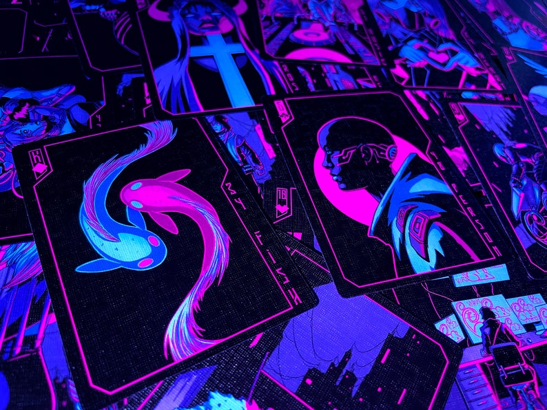 K&ouml;nnte beinhalten: Ein Kartenspiel mit futuristischer Neon-&Auml;sthetik. Die Karten zeigen Illustrationen in Blau-, Rosa- und Lilat&ouml;nen. Eine Karte zeigt zwei Koi-Fische, w&auml;hrend andere Figuren und Stadtlandschaften darstellen. Das Gesamtthema ist Cyberpunk.