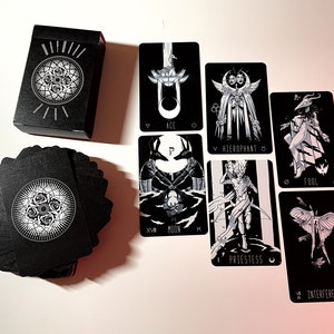 Baralho de tarô Wayward Dark Pocket Size com caixa dobrável