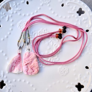 Landscape Pendant Rope Necklace - Pink Queen Conch Shell