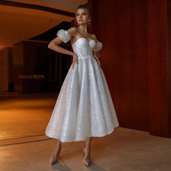 Zilveren Sparkle Sequin korte zomer bruidsjurk | Off-the-shoulder A-lijn jurk | Knielange elegante splitjurk | Afneembare mouwen