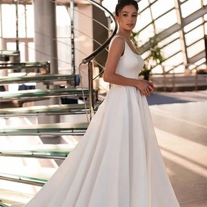 élégante robe de mariée trapèze blanche en satin | Col bateau | Sans manches | Dos nu | Longueur au sol | Robe de mariée empire | Robe de mariée princesse