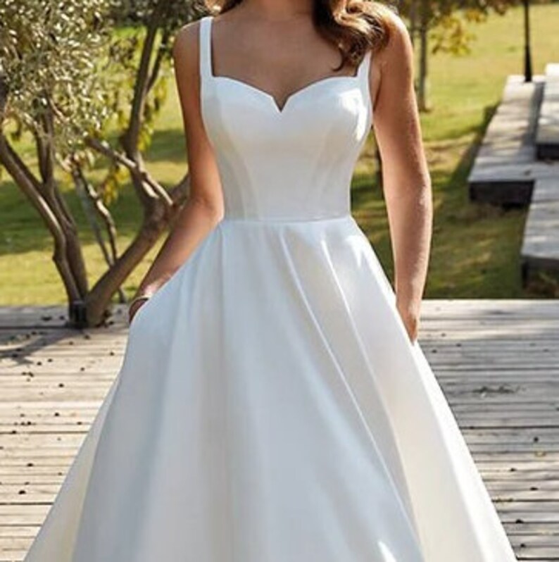 Robe de mariée civile en satin à col en V Robe de mariée boutonnée dos nu Bretelles spaghetti Blanc, dimension personnalisée Robe de mariée Robe de mariée image 4