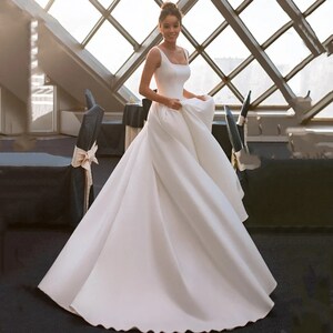 élégante robe de mariée trapèze blanche en satin Col bateau Sans manches Dos nu Longueur au sol Robe de mariée empire Robe de mariée princesse image 4