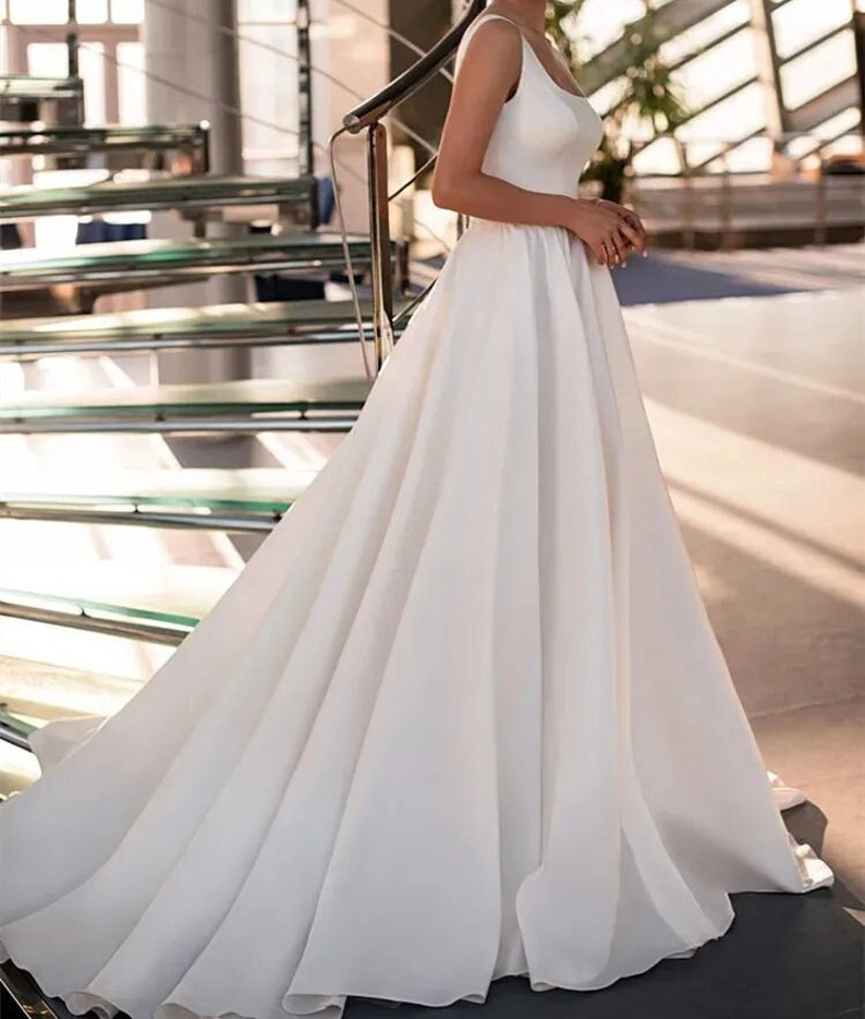 élégante robe de mariée trapèze blanche en satin Col bateau Sans manches Dos nu Longueur au sol Robe de mariée empire Robe de mariée princesse image 5