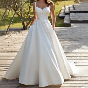 Robe de mariée civile en satin à col en V Robe de mariée boutonnée dos nu Bretelles spaghetti Blanc, dimension personnalisée Robe de mariée Robe de mariée image 5