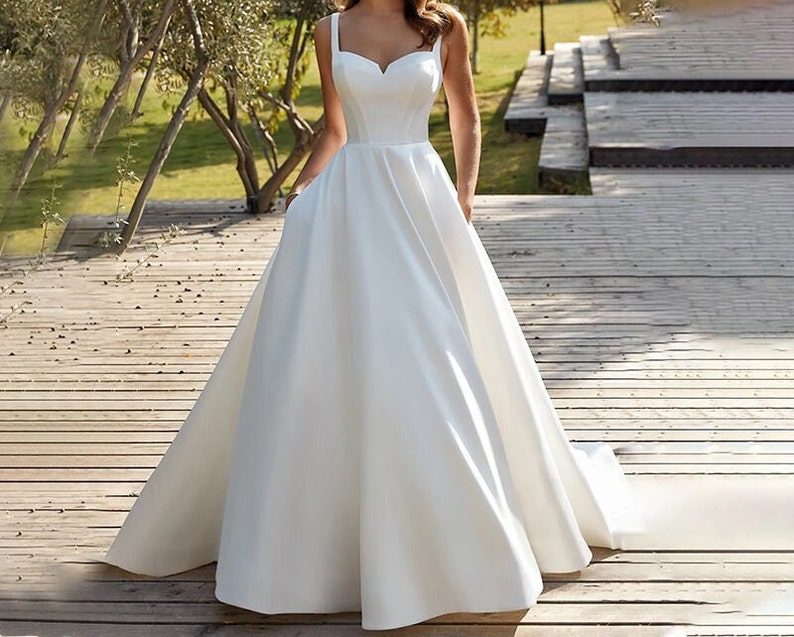 Robe de mariée civile en satin à col en V Robe de mariée boutonnée dos nu Bretelles spaghetti Blanc, dimension personnalisée Robe de mariée Robe de mariée image 5