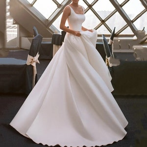 élégante robe de mariée trapèze blanche en satin Col bateau Sans manches Dos nu Longueur au sol Robe de mariée empire Robe de mariée princesse image 7