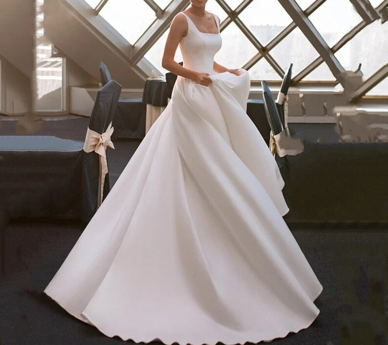 élégante robe de mariée trapèze blanche en satin Col bateau Sans manches Dos nu Longueur au sol Robe de mariée empire Robe de mariée princesse image 7