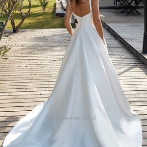 Robe de mariée civile en satin à col en V Robe de mariée boutonnée dos nu Bretelles spaghetti Blanc, dimension personnalisée Robe de mariée Robe de mariée image 3