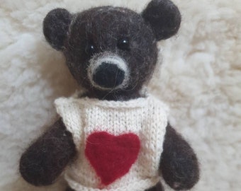 Teddybär aus gefilzter Wolle mit Strickweste: Das perfekte Geschenk, das das Herz wärmt