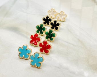 Five leaf clover style stud earring, yellow gold plating