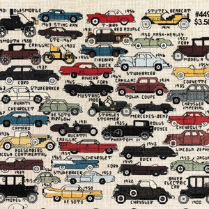 Può includere: Uno schema di punto croce colorato che presenta una varietà di auto d'epoca di diverse epoche. Le auto sono disposte in file e colonne, con ogni auto etichettata con il suo anno e la sua marca. Lo schema include una varietà di colori, tra cui rosso, blu, verde, giallo e nero.