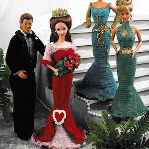 Pode incluir: Uma coleção de bonecas Barbie e Ken de crochê. As bonecas usam vestidos elegantes feitos à mão em vermelho, verde-azulado e verde. Ken está de smoking preto. O vestido vermelho apresenta um detalhe em forma de coração. As bonecas posam em uma escada.