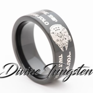 Pode incluir: Anel de tungstênio preto com o design da Millennium Falcon e o texto "You've got that ship Han Solo". O anel também tem o texto "Divine Tungsten".