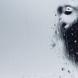 K&ouml;nnte beinhalten: Nahaufnahme eines gl&auml;nzenden Edelstahl-Objekts mit reflektierender Oberfl&auml;che. Die Oberfl&auml;che weist Wassertropfen auf und die Nummer "77420270" ist sichtbar. Das Objekt hat ein kleines, rundes Metalldetail.