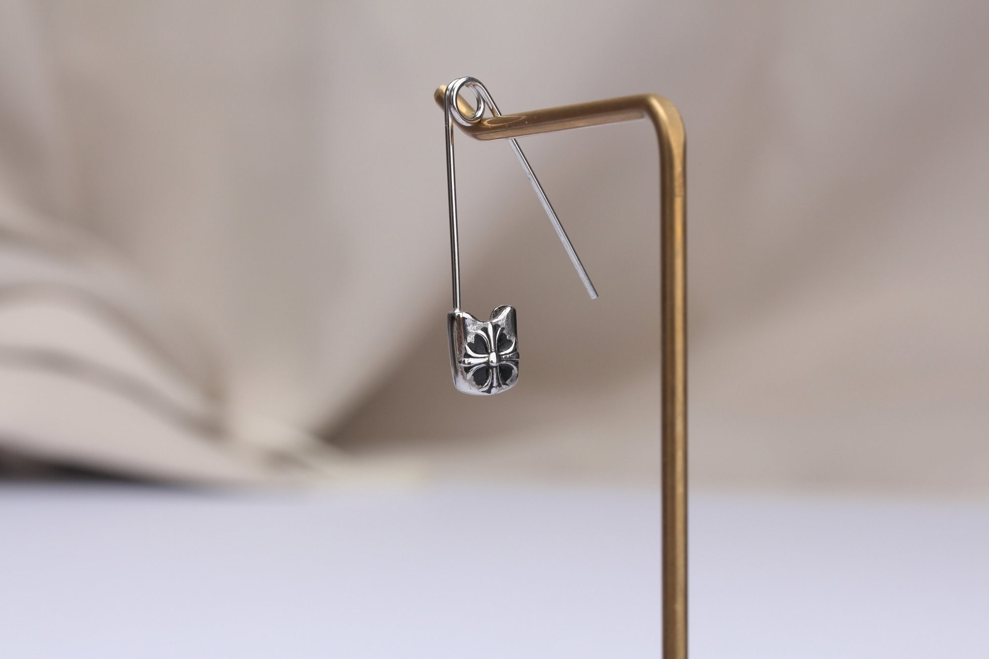 ショッパー付☆ [Vivienne Westwood] SAFETY PIN HEARTスクエアT SAFETY PIN HEART スクエアTシャツ(グレー)（メンズ