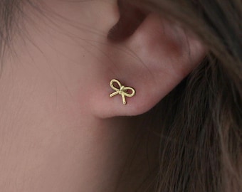 Piccoli orecchini a bottone con fiocco in oro e argento, orecchini a bottone minimalisti con nastro, graziosi orecchini a fiocco, regalo per lei, gioielli per tutti i giorni