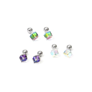 Könnte beinhalten: Sechser-Set silberne Ohrstecker mit quadratischen, schillernden Kristallen. Die Kristalle sind in Grün-, Lila- und Klar-Tönen.