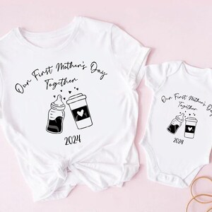 Nosso primeiro dia das mães juntos 2024 SVG, SVG do dia das mães, camisa e macacão combinando para mãe e bebê, anúncio de gravidez, café e leite