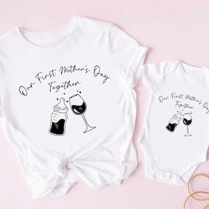 Conjunto de camiseta Onesie del primer día de la madre SVG, Día de la madre SVG, Camiseta y mono a juego de mamá y bebé, Anuncio de embarazo, Leche y vino