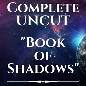 Könnte beinhalten: Ein dunkelblauer und violetter Galaxie-Hintergrund mit weißen Sternen. Der Text "THE COMPLETE UNCUT "BOOK OF SHADOWS" ist in Weiß geschrieben.