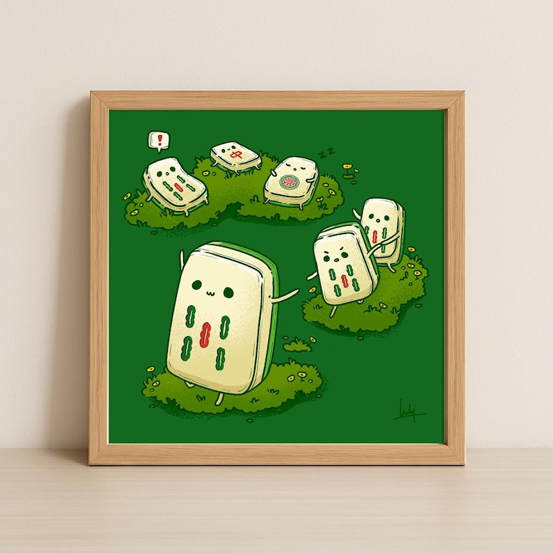 K&ouml;nnte beinhalten: Gerahmter Druck mit Cartoon-Mahjong-Steinen auf gr&uuml;nem Hintergrund. Die Steine haben Gesichter und Arme, einige mit &uuml;berraschten, schl&auml;frigen und w&uuml;tenden Ausdr&uuml;cken. Die Steine befinden sich auf Grasb&uuml;scheln, wodurch eine skurrile und verspielte Szene entsteht.