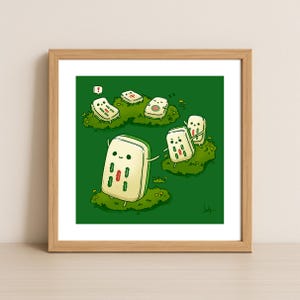K&ouml;nnte beinhalten: Gerahmter Druck mit Cartoon-Mahjong-Steinen mit Gesichtern und Armen auf gr&uuml;nem Hintergrund. Die Steine sind auf kleinen Grasfl&auml;chen dargestellt, einige mit &uuml;berraschten oder schl&auml;frigen Ausdr&uuml;cken. Das Kunstwerk hat einen skurrilen und verspielten Stil.