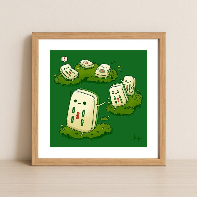 K&ouml;nnte beinhalten: Gerahmter Druck mit Cartoon-Mahjong-Steinen mit Gesichtern und Armen auf gr&uuml;nem Hintergrund. Die Steine sind auf kleinen Grasfl&auml;chen dargestellt, einige mit &uuml;berraschten oder schl&auml;frigen Ausdr&uuml;cken. Das Kunstwerk hat einen skurrilen und verspielten Stil.