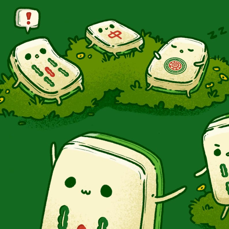 K&ouml;nnte beinhalten: Verspielte Illustration von cartoonartigen Mahjong-Steinen mit Gesichtern und Armen, die auf gr&uuml;nem Gras liegen. Einige Steine schlafen, andere interagieren. &Uuml;ber einem Stein schwebt ein Ausrufezeichen. Der Hintergrund ist einfarbig gr&uuml;n.