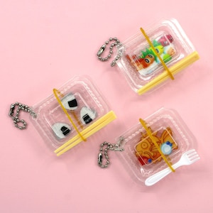 Porte-clés à breloques boîte à emporter | Onigiri bento sushi taiyaki miniature 4 x 5 cm avec ustensiles fourchette baguettes