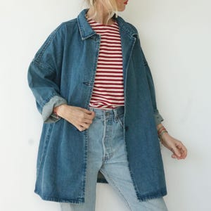Denim Chore Duster Shop werkjas | Medium blauw aangerimpeld denim katoenen utility jack | Painter Shop jas trenchcoat