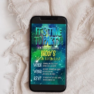 Könnte beinhalten: Ein Smartphone zeigt eine Geburtstagseinladung. Die Einladung enthält den Text "IT'S TIME TO PARTY!" in Türkis und Blau, mit "BRODY'S 10th Birthday!" in der Mitte. Details sind Datum, Uhrzeit, Ort und RSVP-Informationen.