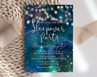 Inbjudan till pyjamasparty med regnbågsljusslingor, blå galaxinbjudan för pojkar, pyjamaspartyinbjudan, marinblå stjärnhimmel, natt under stjärnorna