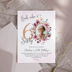 Élégante invitation à une fête d'anniversaire pour ses 60 ans, invitation personnalisée à une célébration d'un jalon important, carte photo personnalisée pour ses soixantièmes anniversaire, floral or rose elle